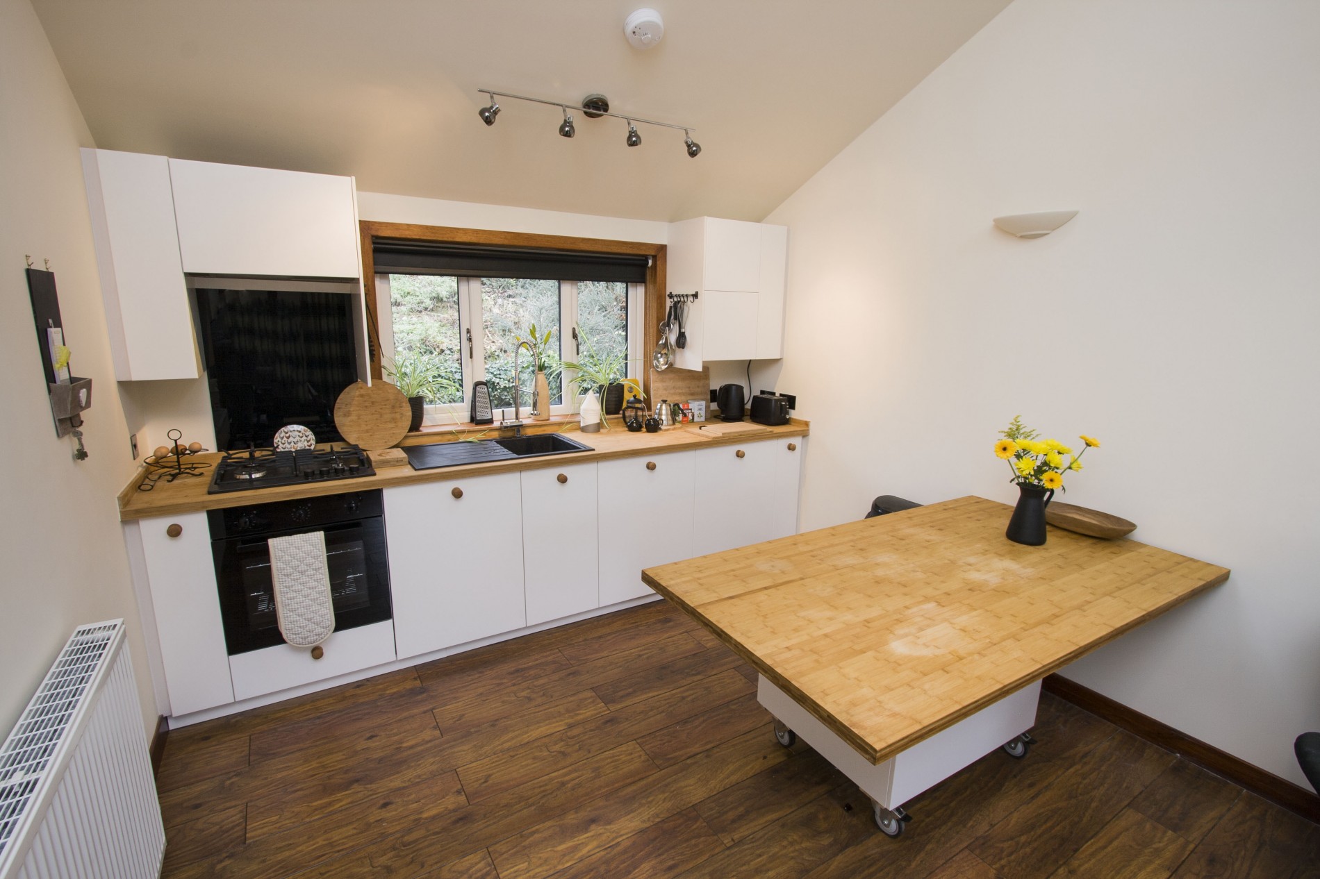 Kitchen counter with cooker, sink and movable island.