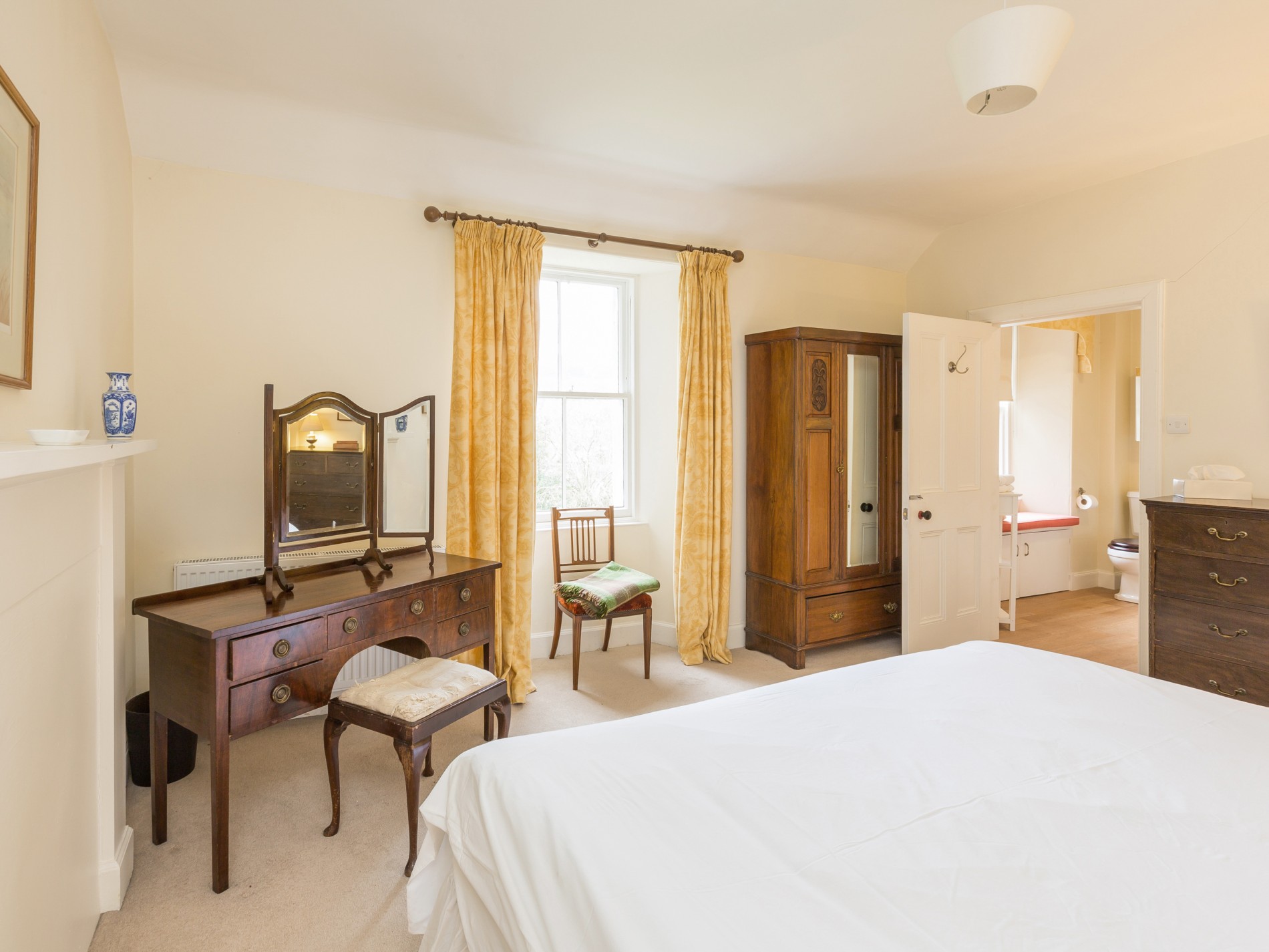 Double bedroom with wardrobe and desk with mirror