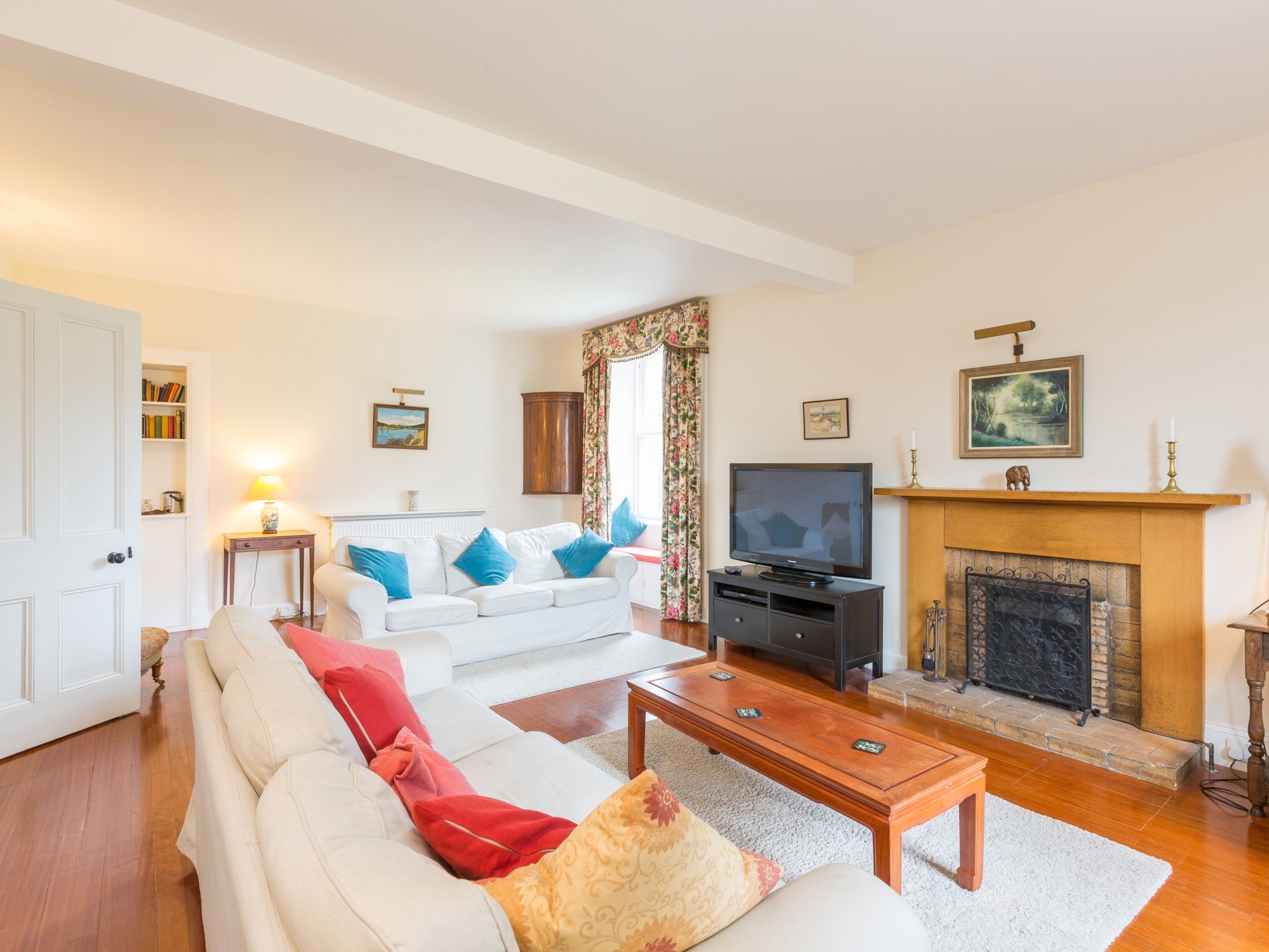Living room with two sofas, TV and fireplace
